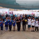 Los niños con los árbitros al son de himno nacional dan inicio al torneo de valores.