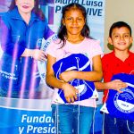 Un niño y una niña felices con su regalo