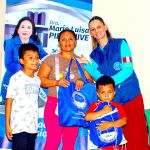 Madre con dos hijos felices con su regalo