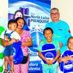 Madre e hijos posan felices con sus regalos