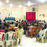 El auditorio escucha atentamente la charla de valores