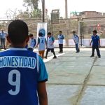 Cada niño en su camiseta representa un valor.