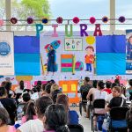 Beneficiarios escuchan con atención