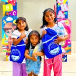 Tres niñas sonríen felices por los beneficios recibidos