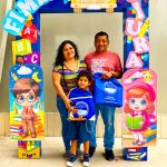 Padres e hijo posan con los beneficios