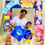 Padre e hijo sonríen con los regalos