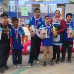 El equipo que gana el segundo puesto recibe junto con su profesora el trofeo, las medallas y las tabletas de dibujo.