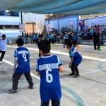 Niños felices disfrutan del torneo de fútbol.