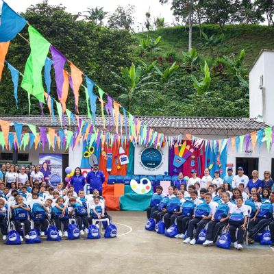 Estudiantes en Belén de Umbría, Risaralda, reciben nuevos kits escolares y uniformes