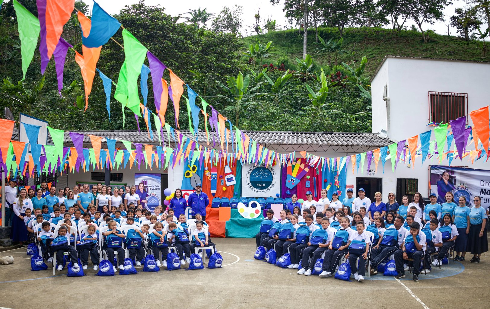 estudiantes-en-belen-de-umbria-risaralda-reciben-nuevos-kits-escolares-y-uniformes