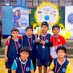 Los niños posan felices con sus medallas