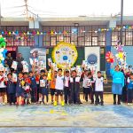 Niños felices muestran sus regalos