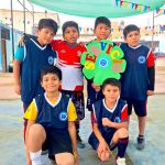 Niños sonríen representando el valor de servicio