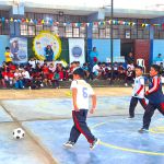 Niños juegan fútbol en el torneo de valores