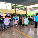 Los niños escuchan la charla de valores brindada por la Fundación