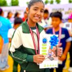 Niña muestra el regalo entregado por la Fundación