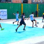 Niños jugando fútbol