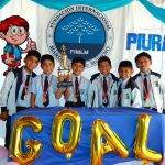 Niños muestran las medallas y el trofeo