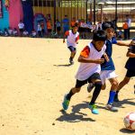 Niños jugando fútbol