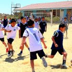 Niños jugando fútbol
