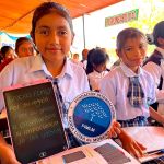 Una niña agradece por el regalo y por lo aprendido en valores