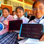 Niñas muestran su gratitud con la doctora Maria Luisa