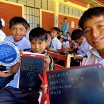 Niños dejan mensaje de agradecimiento a la Dra. María Luisa