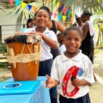 Niñas tocando instrumentos