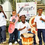 Niños tocando instrumentos