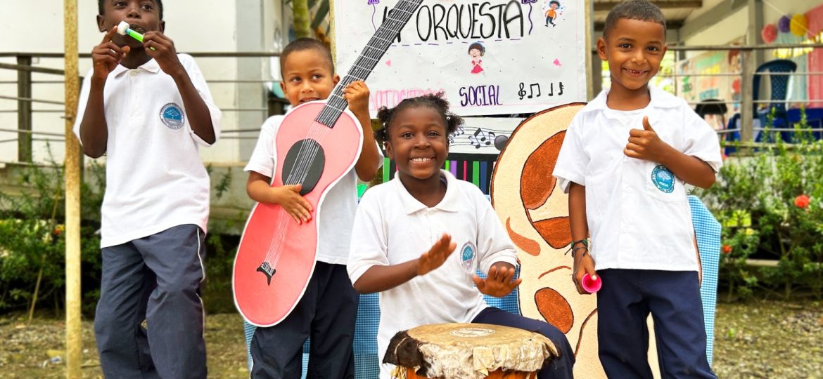 Niños tocando instrumentos