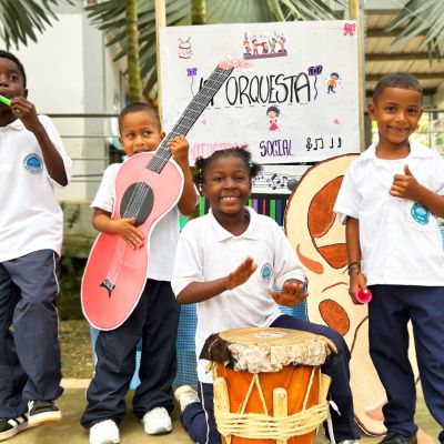 Niños tocando instrumentos