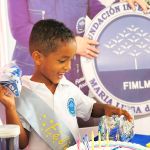 Niño feliz con su regalo de cumpleaños