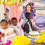 Niños con sus regalos de cumpleaños
