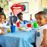 Niños comiendo y sonriendo