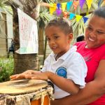 Niño tocando instrumento