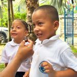 Niños felices oliendo chocolate