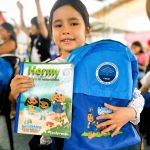 Jornada de entrega de kits escolares en Portoviejo