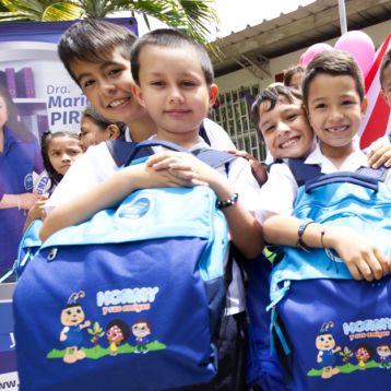 Entrega de dotación escolar para los niños del Centro Etnoeducativo Tama Páez