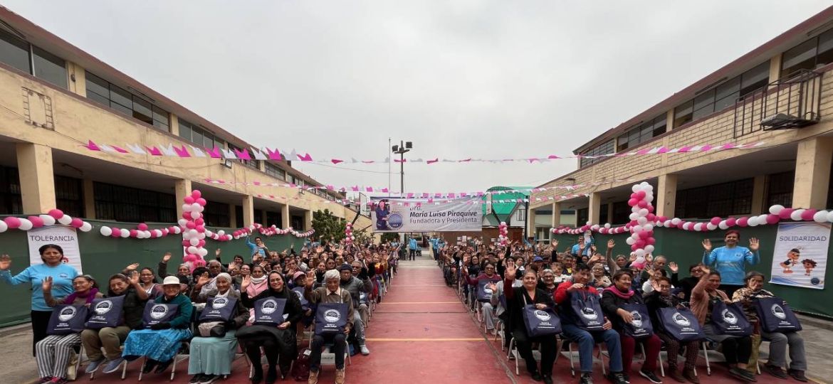 Más de 200 adultos mayores felices con sus regalos