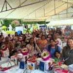 Beneficiarias activas en el evento con los kits de repostería.