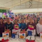 Beneficiarias exhiben sus nuevos kits de repostería.