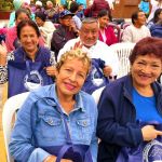 Cuatro adultos mayores felices reciben sus regalos