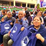 Tres beneficiado felices con sus regalos
