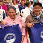 Un pareja de esposos adultos mayores felices con sus regalos