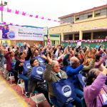 Los adultos mayores saludan a la Dra. María Luisa Piraquive