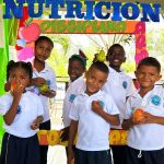 Alimentación saludable - niños con frutas