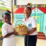 Alimentación saludable, niñas con frutas sonriendo