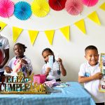 Niños felices con regalos de cumpleaños