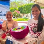Dos beneficiarias felices mostrando sus kits de repostería con tazones multicolores.