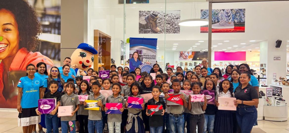 Entrega de ayuda en la escuela san diego